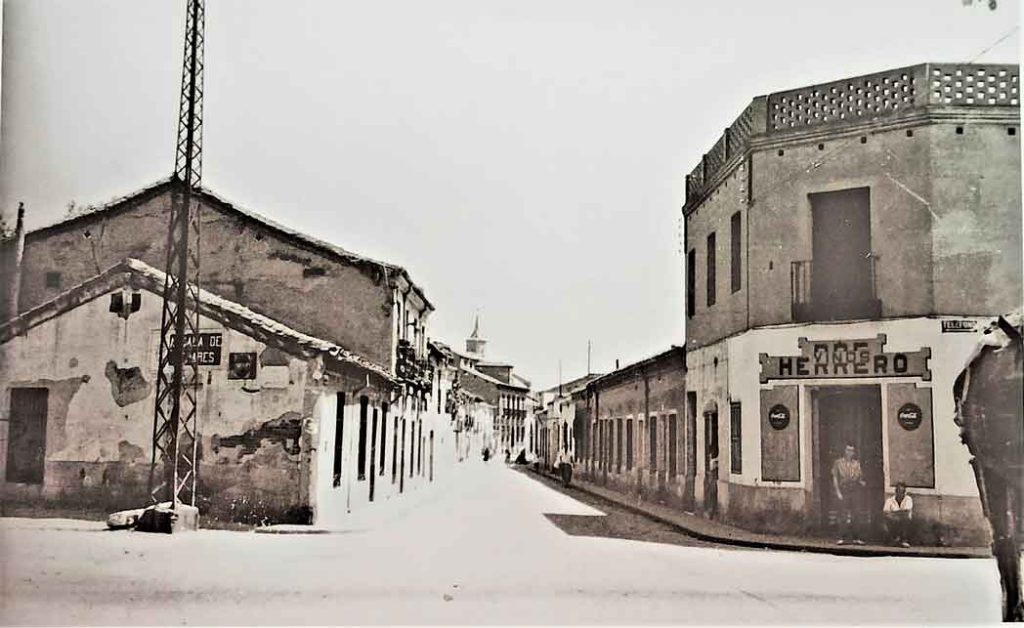 infoalcalaina blog de complumiradas 3-calle-Talamanca-por-Baldomero-Perdigón-1962 alcala de henares
