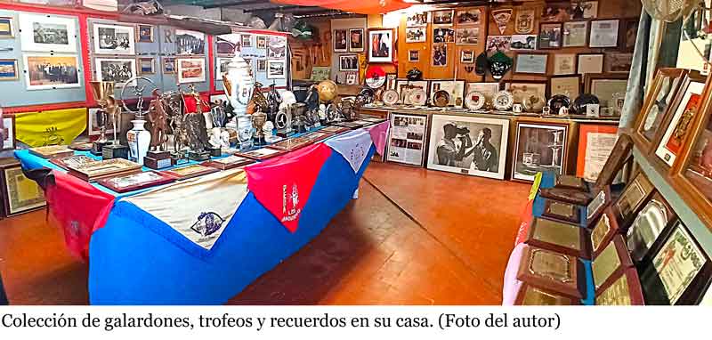 infoalcalaina blog de complumiradas 4-colección-de-galardones,-trofeos-y-recuerdos-en-su-casa,