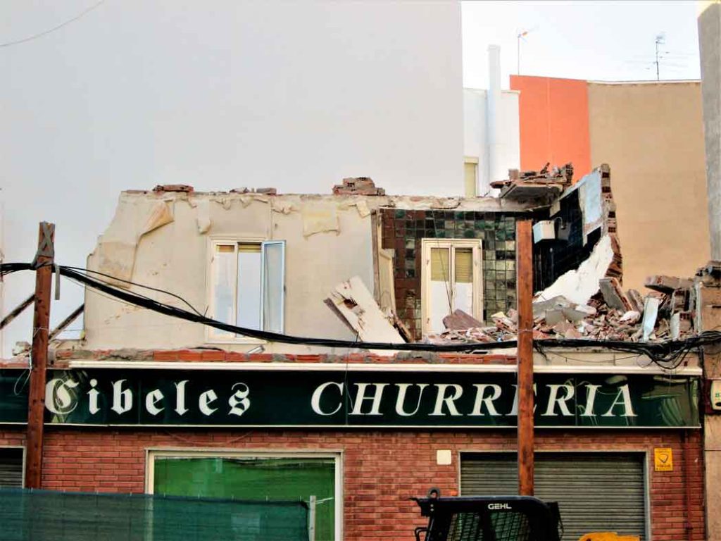 infoalcalaina blog de complumiradas 5-Demolición-churreria-Cibeles.-27-de-julio-de-2023 alcala de henares