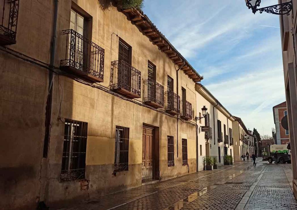 infoalcalaina blog de complumiradas 7-vista-de-la-casa-cerrada
