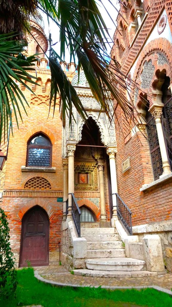 infoalcalaina-blog-de-complumiradas-8-Templete-de-entrada-Palacete-de-Laredo